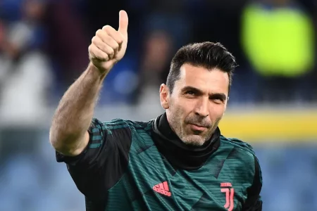 Italiyalik darvozabon Janluidji Buffon 45 yoshida futbolchilik faoliyatini yakunladi